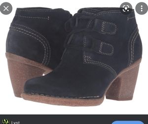 EUC Clark's Carleta Lyon Suede Lace Up Booties